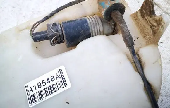 Volkswagen Golf III Windscreen/windshield washer pump