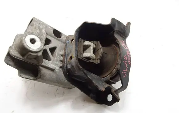 Engine mount vacuum valve