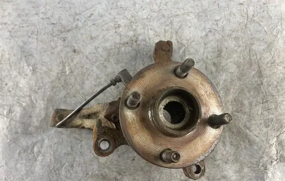 Toyota Corolla Verso E121 Front wheel hub spindle knuckle