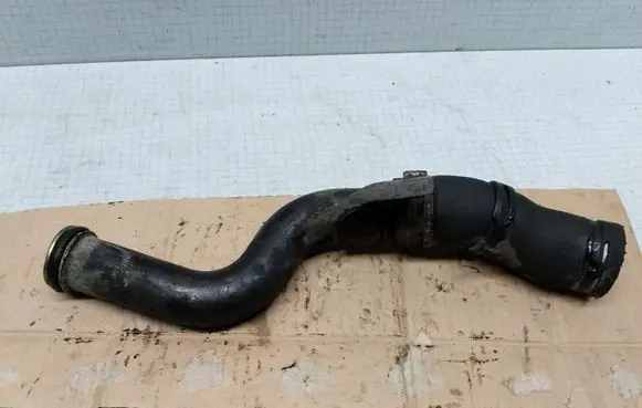 Engine coolant pipe/hose
