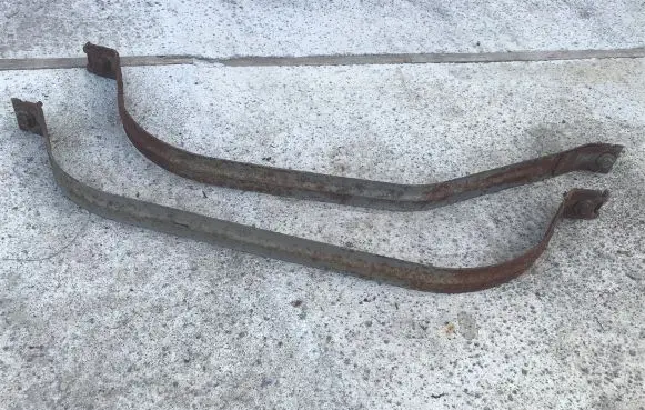 Fuel tank mounting bracket