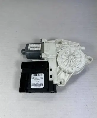 Volkswagen Tiguan Front door window regulator motor 5K0959793