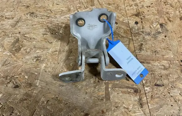 Suzuki SX4 Front door lower hinge 