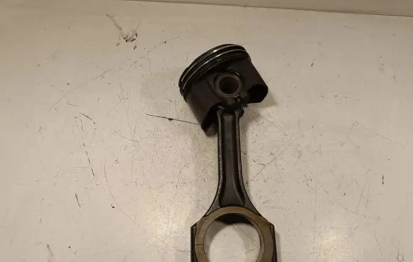 Mercedes-Benz E W213 Piston with connecting rod