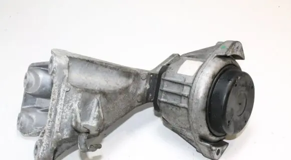 BMW 1 E81 E87 Engine mount bracket 6781916 13981112