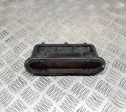 Quarter panel pressure vent