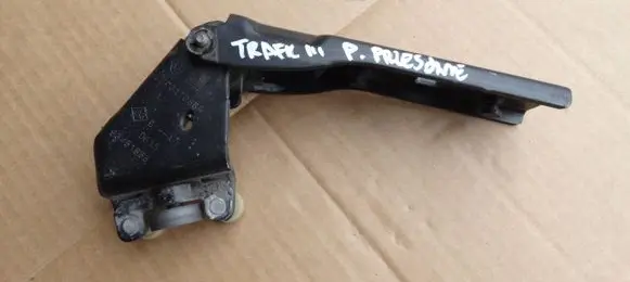 Renault Trafic III (X82) Sliding door middle roller runner 777647086R