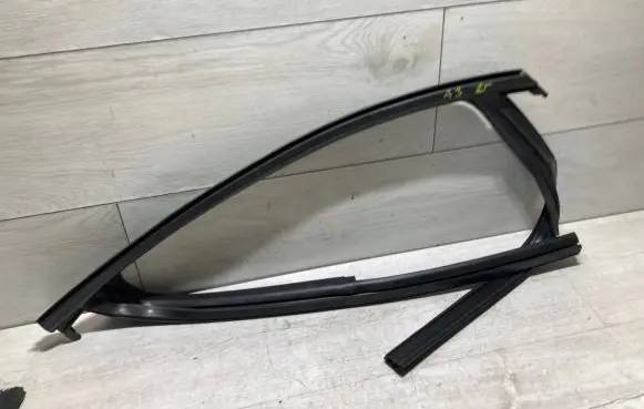 Audi A3 8Y Rubber seal rear door window/glass 8y5839439