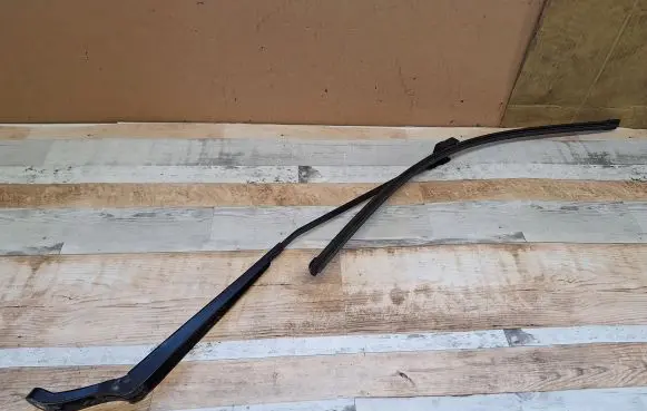Peugeot 407 Front wiper blade arm