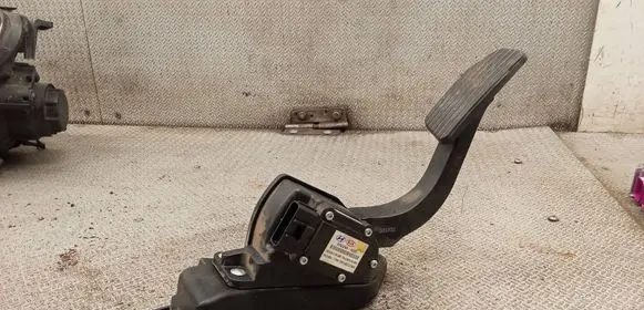 KIA Carens II Accelerator throttle pedal DDQ0256A1D200