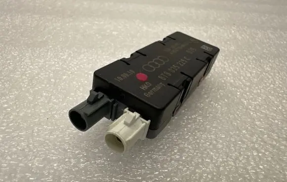 Audi A5 8T 8F Antenna control unit 8T8035225C