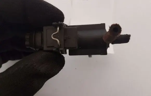 BMW 5 F10 F11 Turbo solenoid valve 70231800 7810831