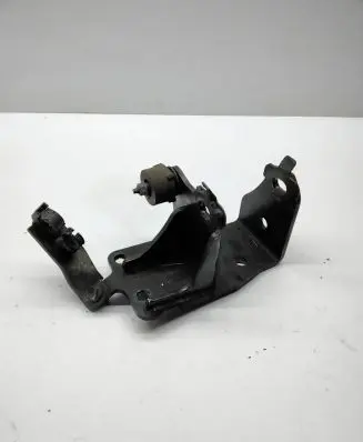 Toyota Avensis T270 Engine mounting bracket