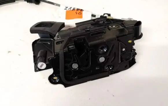Volkswagen PASSAT B8 Front door lock 5E2837015