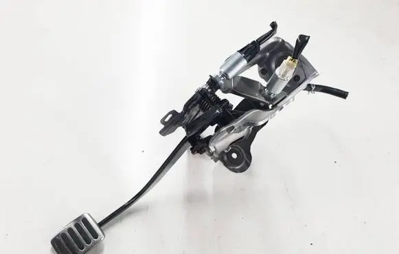 Suzuki Swift III Clutch pedal 