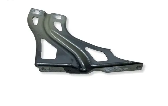 Audi Q3 8U Fender mounting bracket 8U0821135
