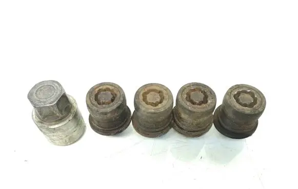 Lexus IS 220D-250-350 Anti-theft wheel nuts and lock 