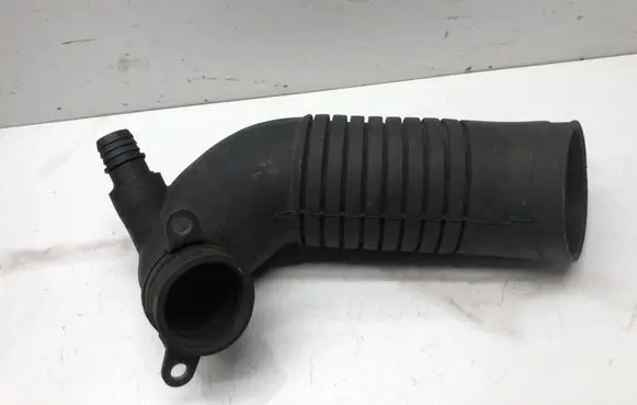 Volkswagen PASSAT B5.5 Air intake hose/pipe 8D0129615K