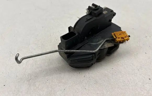 Opel Astra J Front door lock