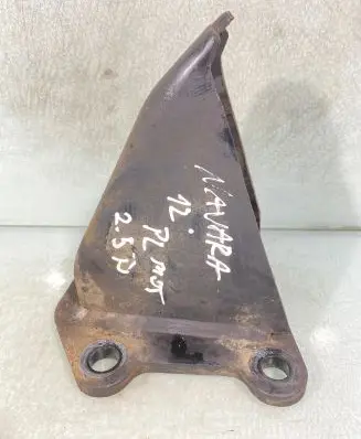 Nissan Navara D40 Engine mounting bracket