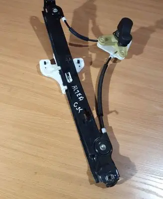Rear door manual window regulator