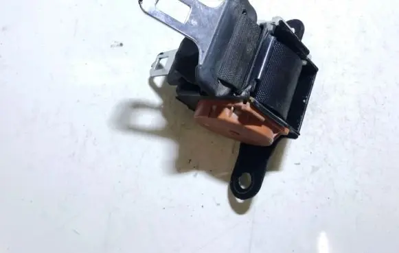 Middle seatbelt (rear)