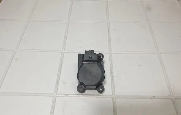 Citroen C3 Air flap motor/actuator F663746XD 595