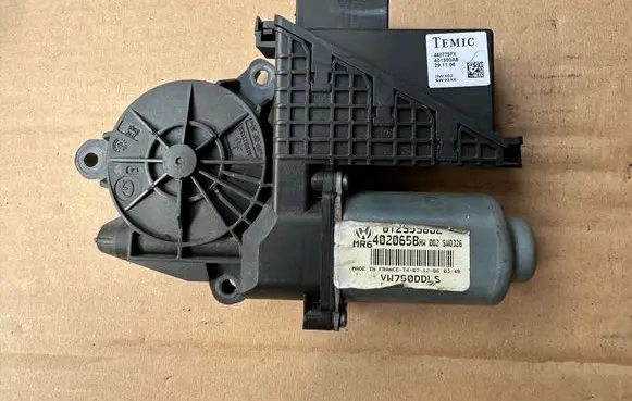 Volkswagen Transporter - Caravelle T5 Front door window regulator motor 6Y2959802