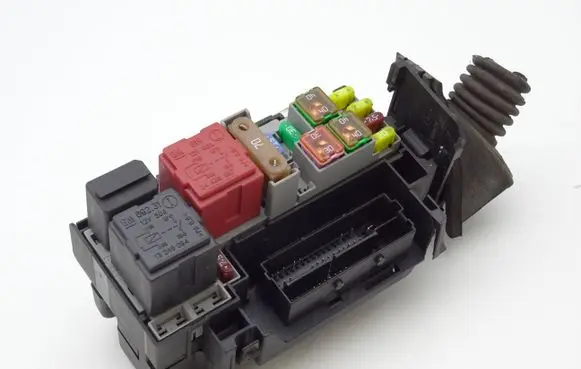 Opel Corsa D Fuse module 13246916