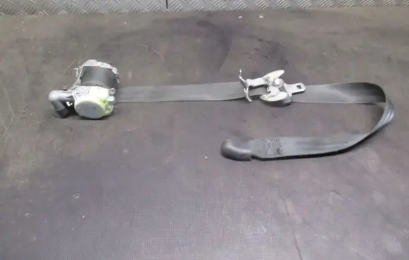 Hyundai i30 Seat belt trim 2L700WK