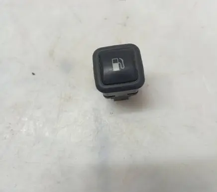 Volkswagen Golf IV Fuel tank opening switch 03000313