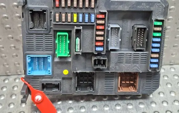 Peugeot 2008 I Fuse module S26312691 9807532080