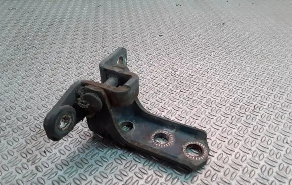 Mitsubishi Pajero Front door lower hinge 