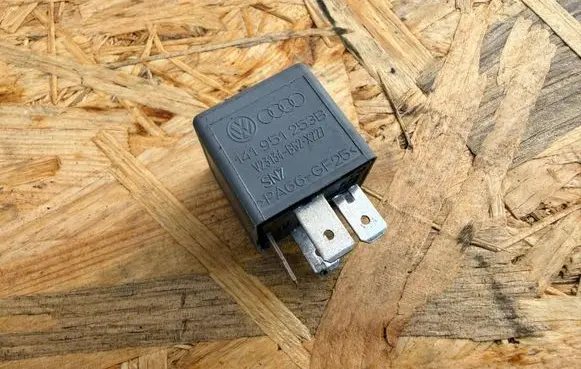 Audi A4 S4 B7 8E 8H Other relay 141951253B