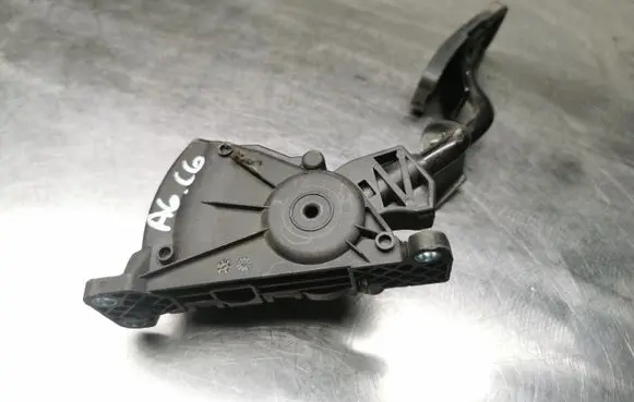 Accelerator throttle pedal