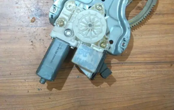Toyota Corolla E120 E130 Front door window regulator motor 992046100