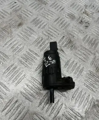 Volkswagen Tiguan Windscreen/windshield washer pump 1k6955651
