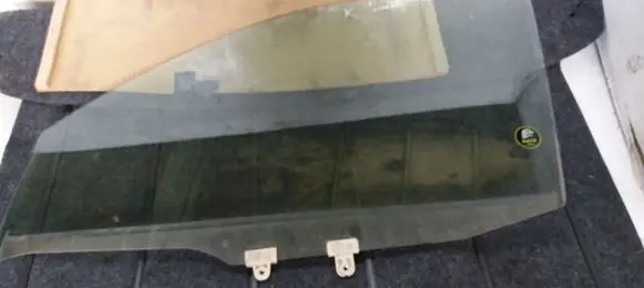 Nissan X-Trail T30 Front door window glass four-door