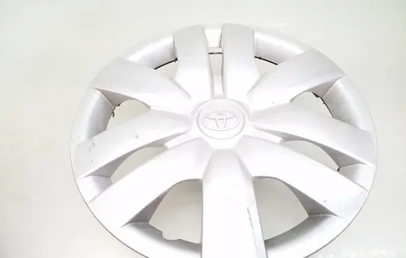 Toyota Avensis T250 R14 wheel hub/cap/trim 