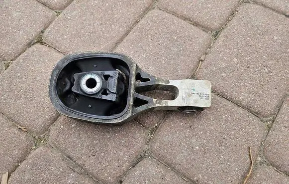 Opel Mokka B Engine mount bracket 9824116780