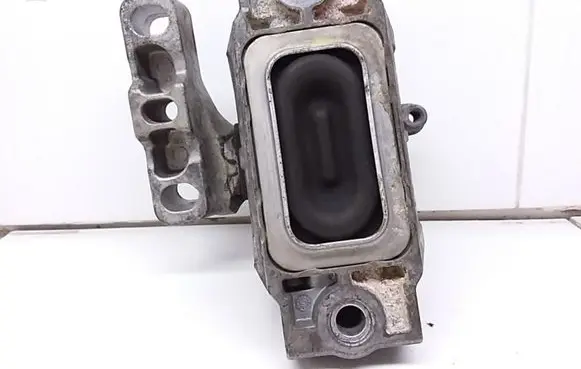 Skoda Octavia Mk2 (1Z) Engine mount bracket 1K0199262