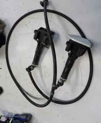 Toyota RAV 4 (XA40) Headlight washer spray nozzle