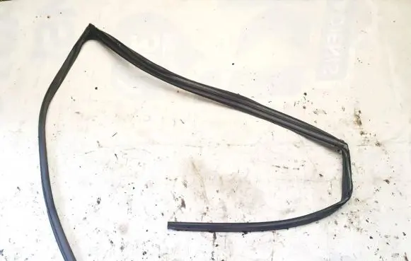 Toyota Avensis T270 Rubber seal front coupe door 445