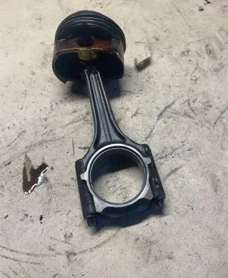 Volkswagen PASSAT B6 Piston with connecting rod 06BH 82403