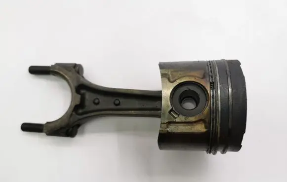 Opel Astra H Piston with connecting rod