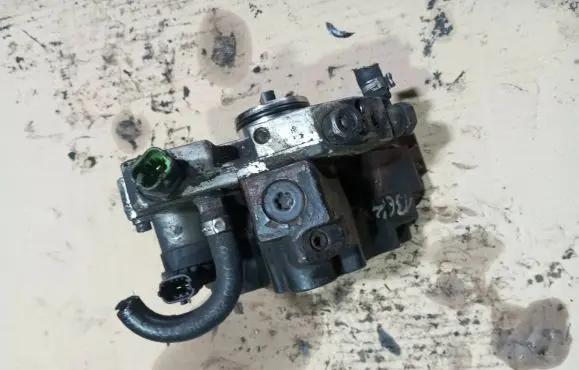 Volvo V70 Fuel injection high pressure pump 0445010111 8692521 8844