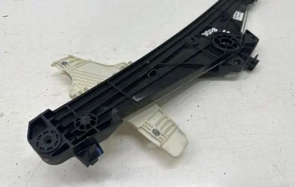 Rear window lifting mechanism without motor