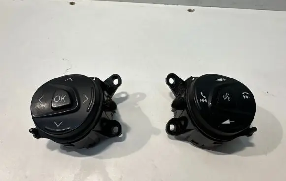 Ford Focus Steering wheel buttons/switches AM5T14K147AA 14FEB21FR1