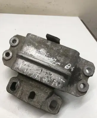 Volkswagen PASSAT B6 Engine mount bracket 3C0199555