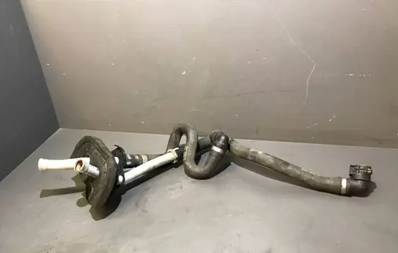 Engine coolant pipe/hose